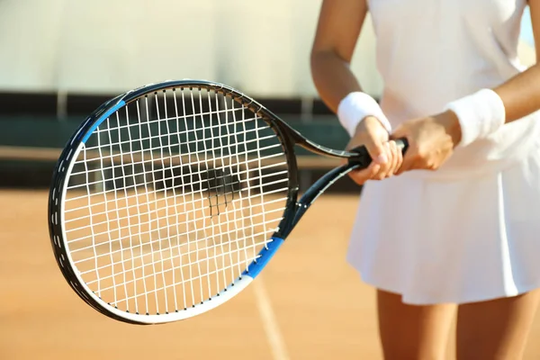 Спортсменка Играет Теннис Корте Солнечный День Крупным Планом — стоковое фото