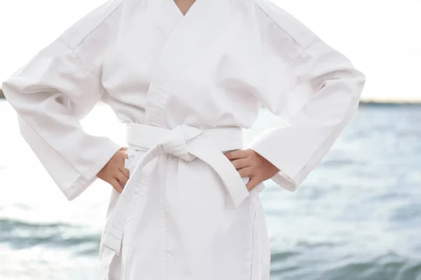Słodka Dziewczynka Kimono Niedaleko Rzeki Zbliżenie Ćwiczenie Karate — Zdjęcie stockowe