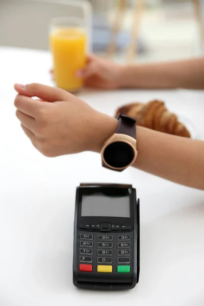 Mujer Usando Reloj Inteligente Para Pago Sin Contacto Través Terminal — Foto de Stock