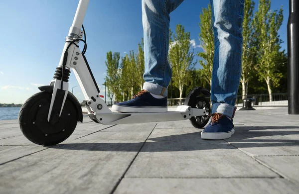 Homem Com Chute Scooter Rua Cidade Close — Fotografia de Stock