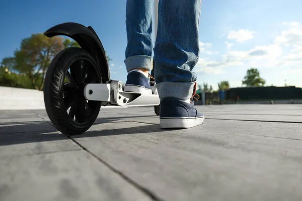 Hombre Con Patinete Scooter Calle Ciudad Primer Plano — Foto de Stock