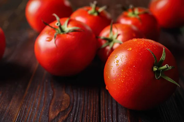 Pomodori Freschi Maturi Sul Tavolo Legno Primo Piano — Foto Stock