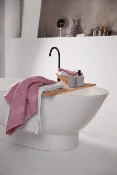 Dispensador Jabón Toallas Suaves Sobre Tabla Madera Baño Diseño Interiores —  Fotos de Stock