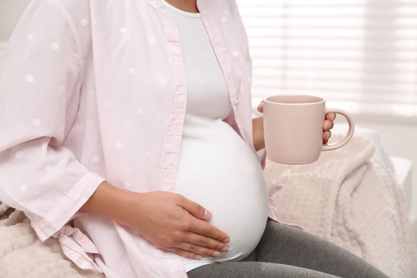 Zwangere Vrouw Die Thuis Thee Drinkt Close — Stockfoto