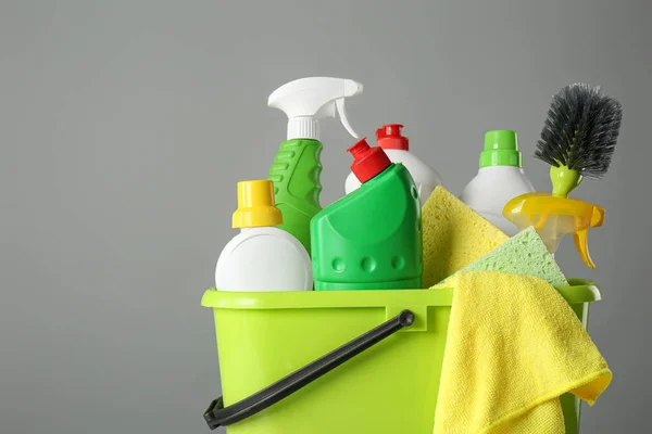 Κουβάς Προϊόντα Καθαρισμού Και Εργαλεία Γκρι Φόντο Closeup — Φωτογραφία Αρχείου