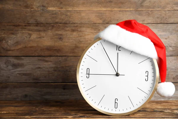 Relógio Com Chapéu Papai Noel Mostrando Cinco Minutos Até Meia — Fotografia de Stock