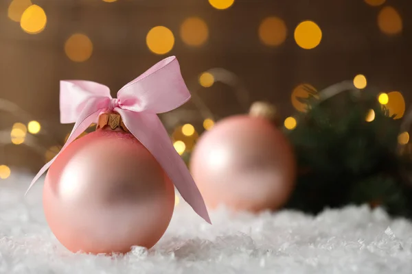 Bela Bola Natal Neve Contra Luzes Festivas Borradas Espaço Para — Fotografia de Stock