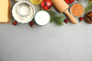 Geleneksel Noel pastası malzemelerinin olduğu düz kompozisyon gri masanın üzerinde. Metin için boşluk