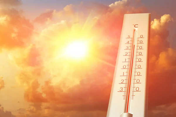 Weersthermometer Met Hoge Temperatuur Zonnige Lucht Met Wolken Achtergrond — Stockfoto