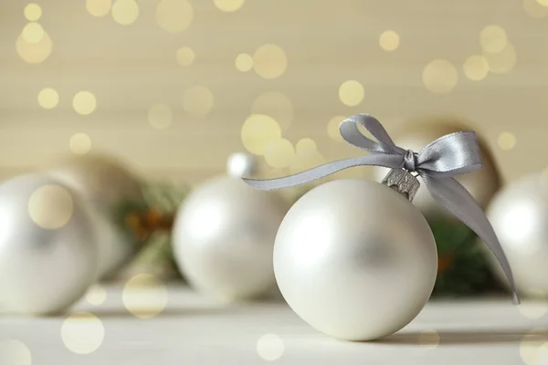 Όμορφη Χριστουγεννιάτικη Μπάλα Ασημί Φιόγκο Στο Τραπέζι Bokeh Αποτέλεσμα — Φωτογραφία Αρχείου