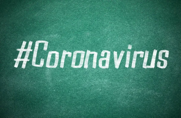 Hashtag Coronavirus Yeşil Tahtaya Beyaz Tebeşirle Yazılmış — Stok fotoğraf