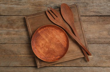 Ahşap masada yemek pişirme aletleri, düz yatış.