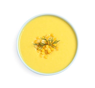 Lezzetli kremalı mısır çorbası, beyaza izole edilmiş.