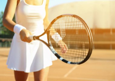 Güneşli bir günde tenis oynayan sporcu kadın, yakın plan.