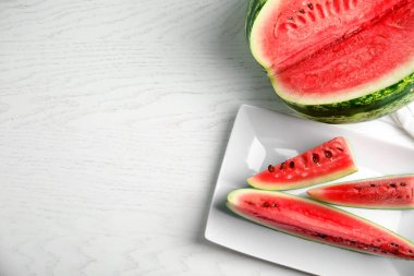 Beyaz ahşap masa üzerinde nefis bir karpuz, düz uzanmış. Metin için boşluk