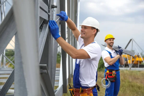 Trabajadores Que Construyen Torres Alto Voltaje Aire Libre Instalación Subestaciones — Foto de Stock