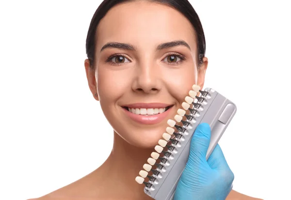 Dottore Controllando Colore Dei Denti Della Giovane Donna Sfondo Bianco — Foto Stock