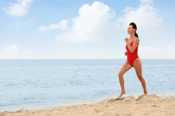 Όμορφη Γυναίκα Ναυαγοσώστης Τρέχει Αμμώδη Παραλία — Φωτογραφία Αρχείου