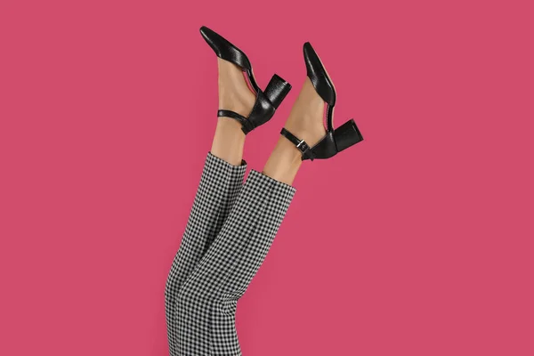 Женщина Стильной Обуви Розовом Фоне Крупным Планом — стоковое фото