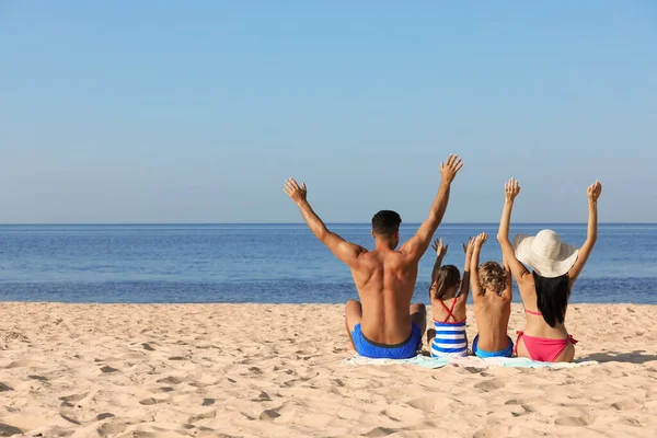 해변의 해변에 가족들이 수있습니다 — 스톡 사진