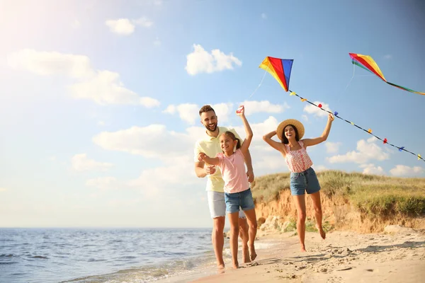 Szczęśliwi Rodzice Ich Dziecko Bawią Się Latawcami Plaży Pobliżu Morza — Zdjęcie stockowe