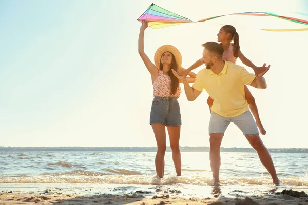 Padres Felices Hijo Jugando Con Cometa Playa Cerca Del Mar — Foto de Stock