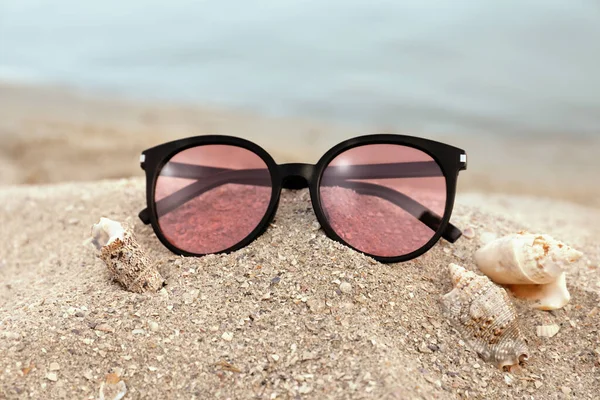 Stylowe Okulary Muszle Piaszczystej Plaży — Zdjęcie stockowe