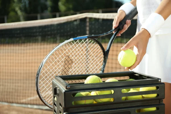 在阳光灿烂的日子 女运动员在球场上打网球 — 图库照片