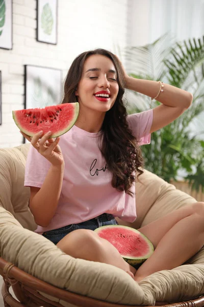 Mooie Jonge Vrouw Met Watermeloen Thuis — Stockfoto