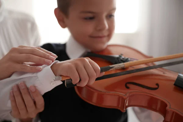 Giovane Donna Che Insegna Bambino Suonare Violino Chiuso Concentrarsi Sulle — Foto Stock