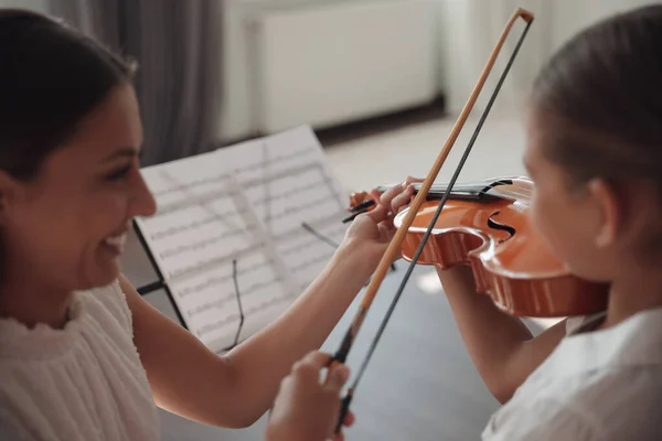 Giovane Donna Che Insegna Alla Bambina Suonare Violino Casa Concentrarsi — Foto Stock