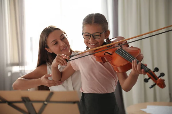 教小女孩在室内拉小提琴的年轻女子 — 图库照片