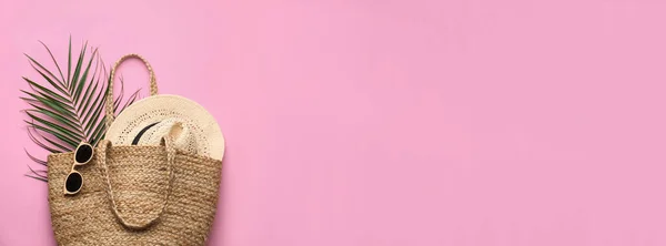 ピンクの背景に帽子 熱帯の葉とサングラスを持つエレガントな女性のわらバッグ トップビュー テキストのスペース — ストック写真