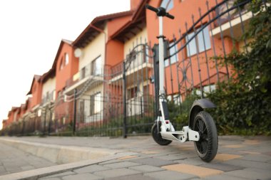 Şehir caddesinde modern elektrikli scooter.
