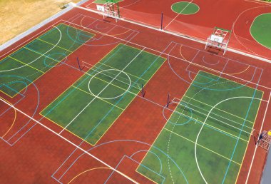 Güneşli bir günde açık hava spor kompleksi, hava manzarası