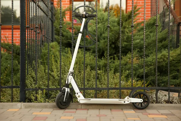 Moderne Elektrische Kick Scooter Buurt Van Metalen Hek Buiten — Stockfoto