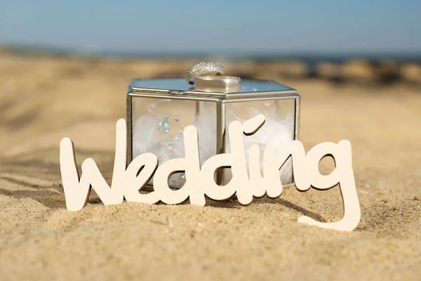 Caixa Com Decoração Anéis Ouro Palavra Casamento Praia Areia Close — Fotografia de Stock