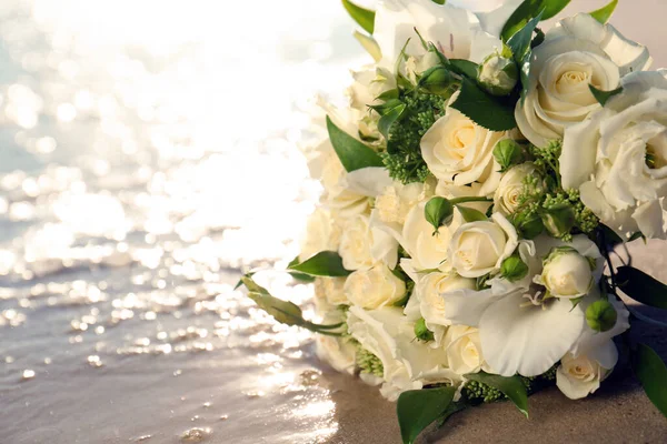 Bellissimo Bouquet Sposa Sulla Spiaggia Sabbia Vicino Mare Primo Piano — Foto Stock