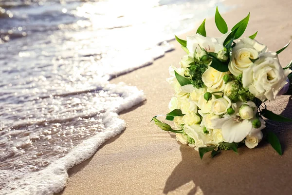 Belo Buquê Casamento Praia Areia Perto Mar Espaço Para Texto — Fotografia de Stock