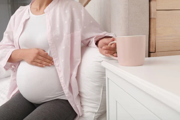 Zwangere Vrouw Die Thuis Thee Drinkt Close — Stockfoto