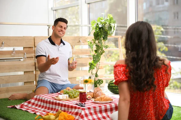 Glückliches Paar Mit Erfrischenden Getränken Imitiert Picknick Hause — Stockfoto