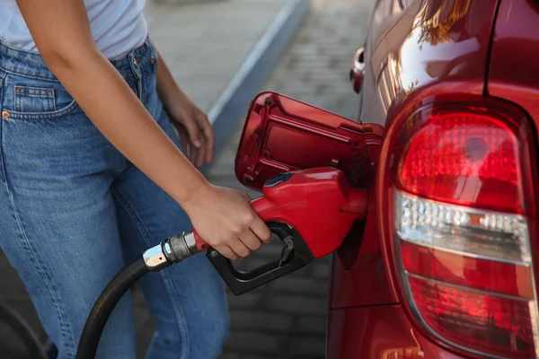 Jovem Mulher Reabastecendo Carro Posto Gasolina Auto Serviço Close — Fotografia de Stock