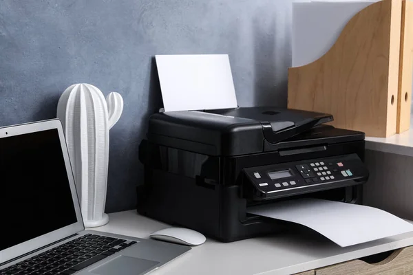 Moderni Tulostin Kannettava Tietokone Sisustuselementti Valkoisella Pöydällä — kuvapankkivalokuva