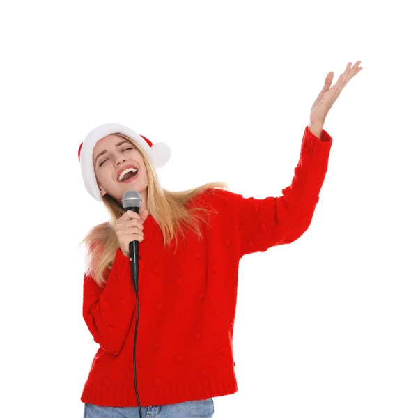 Glückliche Frau Mit Nikolausmütze Singend Mit Mikrofon Auf Weißem Hintergrund — Stockfoto