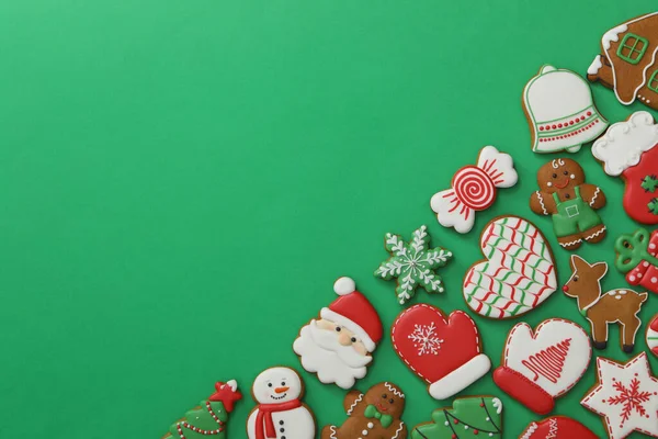 Różne Pierniki Świąteczne Ciasteczka Zielonym Tle Płaskie Leżaki Miejsce Tekst — Zdjęcie stockowe