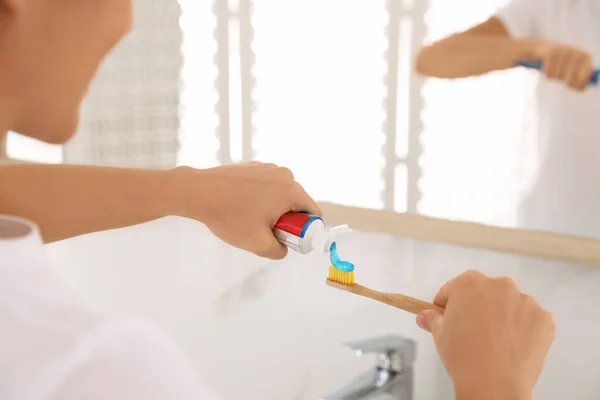 Mujer Aplicando Pasta Dientes Cepillo Baño Primer Plano — Foto de Stock