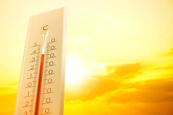 Termômetro Meteorológico Mostrando Alta Temperatura Céu Ensolarado Com Nuvens Fundo — Fotografia de Stock