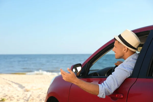Glücklicher Mann Der Sich Strand Aus Dem Autofenster Lehnt Platz — Stockfoto