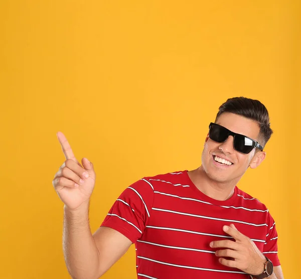 Hombre Guapo Con Gafas Sol Sobre Fondo Amarillo — Foto de Stock