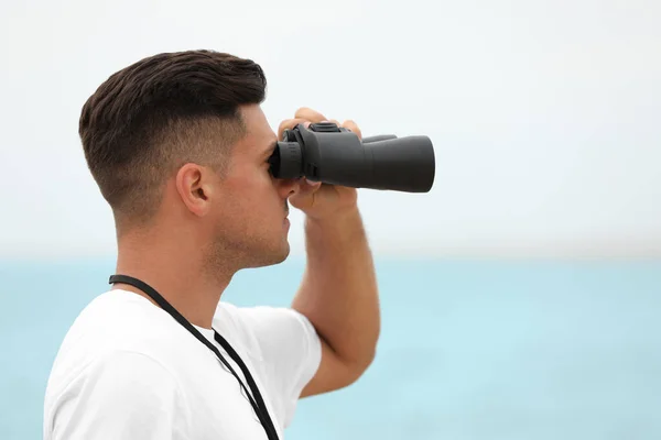Guapo Salvavidas Macho Con Binocular Cerca Del Mar — Foto de Stock